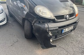 Polizei Hagen: POL-HA: Verkehrsunfall beim Ausparken - eine verletzte Frau, zwei Autos abgeschleppt