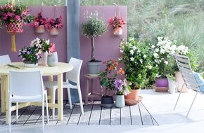 Blumenbüro: Sanfte Frühlingsbrise auf Balkon und Terrasse / Zarte Outdoor-Gestaltung in Pastelltönen