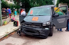 Feuerwehr München: FW-M: Umgestürzter Kleintransporter blockiert Fahrbahn (Hadern)