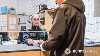 Bundespolizeidirektion München: Bundespolizeidirektion München: Kameras im Wert von 25.000 Euro gestohlen / Trickdiebe schlagen in Münchner S-Bahnstation zu