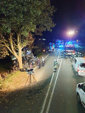 FW Schalksmühle: Verkehrsunfall - LKW prallt gegen Baum
