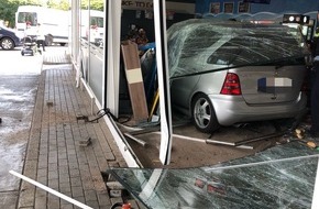 Polizei Münster: POL-MS: Auto fährt in Tankstelle - Zwei Verletzte