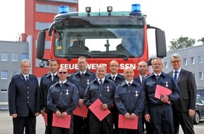 Feuerwehr Essen: FW-E: Feuerwehr-Dezernent Christian Kromberg verleiht Feuerwehr-Ehrenzeichen in Silber