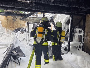 FW Lüchow-Dannenberg: +++ brennender Schuppen breitet sich auf Wohnhaus aus +++ Bewohner können sich unverletzt in Sicherheit bringen +++ Über 100 Feuerwehrleute im Einsatz +++