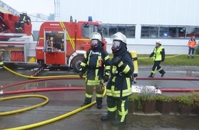 Freiwillige Feuerwehr Lage: FW Lage: Dachstuhlbrand in einem Einfamilienhaus