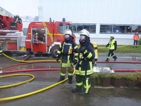 FW Lage: Dachstuhlbrand in einem Einfamilienhaus