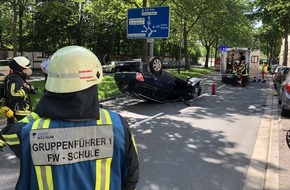 Feuerwehr Bochum: FW-BO: Verkehrsunfall in Bochum Weitmar - PKW landet auf dem Dach