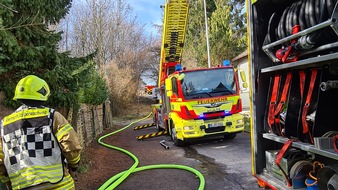 Feuerwehr Ratingen: FW Ratingen: Dachstuhlbrand nach Dacharbeiten