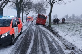 Polizei Paderborn: POL-PB: Schulbus kollidiert mit Baum