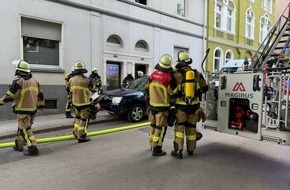 Feuerwehr Essen: FW-E: Kellerbrand in Mehrfamilienhaus - Zwei Personen &uuml;ber Drehleitern gerettet