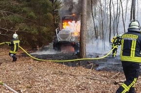 Kreisfeuerwehrverband Lüchow-Dannenberg e.V.: FW Lüchow-Dannenberg: Harvester in Flammen +++ Forstmaschine brennt im Wald +++ Feuerwehr verhindert größeren Waldbrand