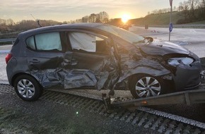 Kreispolizeibehörde Höxter: POL-HX: Zwei Autos bei Unfall erheblich beschädigt