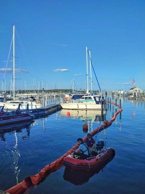 FW Konstanz: &Ouml;lteppich im Konstanzer Hafen