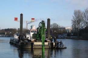 Polizeiinspektion Nienburg / Schaumburg: POL-NI: Polizeitaucher werden in der eiskalten Weser fündig -Bild im Download-