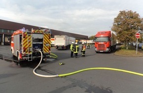 Feuerwehr Kerpen: FW-BM: 21.10.2015 Kerpen-Sindorf - LKW steht auf Firmengelände in Vollbrand