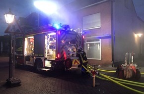 Freiwillige Feuerwehr Kranenburg: FW Kranenburg: Brand einer Doppelgarage im Ortskern