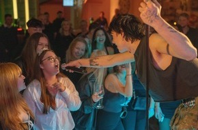 E WIE EINFACH GmbH: E WIE EINFACH schenkt Alina positive Energie zum 18. Geburtstag mit Cro, Philipp Dittberner und vielen weiteren