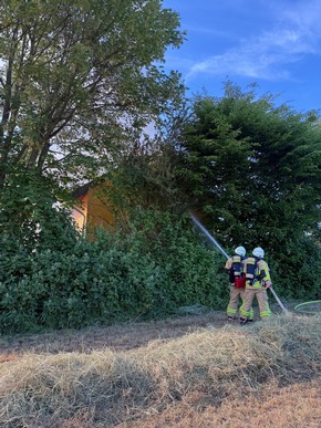 FW-EN: Dachstuhlbrand - Feuerwehr Hattingen verhindert &Uuml;bergreifen der Flammen