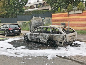 POL-ME: Technischer Defekt während der Fahrt - Fahrzeug brannte aus! - Erkrath - 2010083