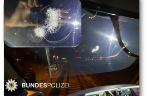 Bundespolizeidirektion Sankt Augustin: BPOL NRW: Steinwurf auf Regionalbahn - Bundespolizei nimmt Ermittlungen auf und sucht Zeugen