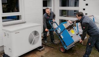 STIEBEL ELTRON: Staatliche Förderung und Umweltfreundlichkeit sind Hauptgründe für Wechsel zur Wärmepumpe / Hohe Förderung unterstützt den Heizungstausch