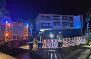 Freiwillige Feuerwehr Bad Salzuflen: FF Bad Salzuflen: Doppelter Blitzeinschlag nach Gewitter in Bad Salzuflen / Die Freiwillige Feuerwehr muss binnen weniger Stunden zu zahlreichen Einsätzen ausrücken. Verletzt wird glücklicherweise niemand