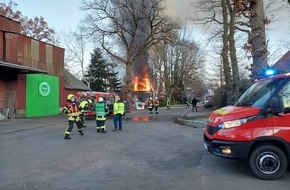 Polizeiinspektion Stade: POL-STD: Feuer in Wangersen zerstört Scheune mit drei Fahrzeugen und einem Wohnanhänger