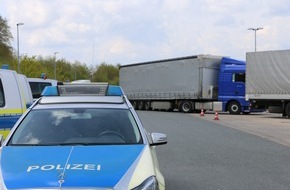 Polizeidirektion Osnabrück: POL-OS: Fehlende Kühlung beim Fleischtransporter, LKW-Stilllegung und Loch im Reifen - Ergebnisse einer LKW Kontrolle der Polizei