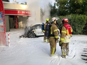 FW Ratingen: Brennender PKW auf einer Tankstelle - Feuerwehr Ratingen im Einsatz