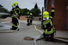 FW Flotwedel: 19 angehende Feuerwehrleute bestehen Truppmannprüfung