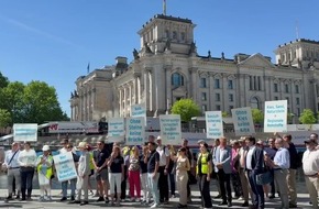 Volle Schiffe statt leerer Versprechen / Gesteinsindustrie sorgt f&uuml;r Aufsehen vor dem Reichstag