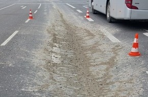 Polizeiinspektion Ludwigslust: POL-LWL: Beton auf Fahrbahn sorgt für Vollsperrung