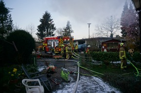 FW Ratingen: Brand im Dachstuhl - Haus unbewohnbar - 2 Personen verletzt - BILDER