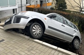 Kreispolizeibehörde Märkischer Kreis: POL-MK: Beim Einsteigen Handbremse gelöst - Auto rollt mit Besitzer quer über Parkplatz und verunfallt