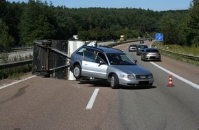 Polizeidirektion Kaiserslautern: POL-PDKL: A6/Wattenheim, Wohnwagen kippt um