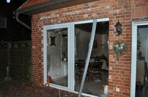 Polizeiinspektion Nienburg / Schaumburg: POL-NI: Wohnzimmer durch Gasexplosion komplett erstört - Wohnhaus nicht mehr bewohnbar -Bild im Download-
