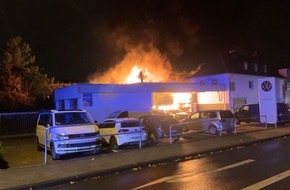 Feuerwehr Mülheim an der Ruhr: FW-MH: Erstmeldung: Großbrand in Autowerkstatt an der Kölner Straße - Feuerwehr im Großeinsatz