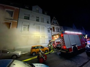 FW-MK: Wohnungsbrand - 8 Personen gerettet
