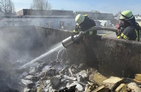 Feuerwehr Schermbeck: FW-Schermbeck: Brand Müllcontainer