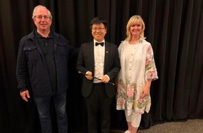 Universit&auml;t Augsburg: Goldener Dirigierstab beim World Music Contest: Augsburger Student Jen-Jen Liu gewinnt