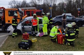 Feuerwehr München: FW-M: Lkw trifft Pkw (Obermenzing)