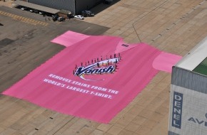 Reckitt Deutschland: Vanish mit neuem Weltrekord / Größtes T-Shirt der Welt steht ab sofort im Guiness Buch der Rekorde (mit Bild)