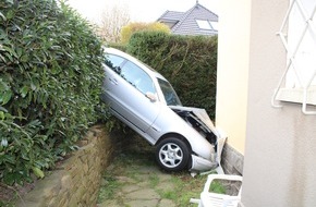 Polizei Rheinisch-Bergischer Kreis: POL-RBK: Overath - Mercedes kracht vor Hauswand