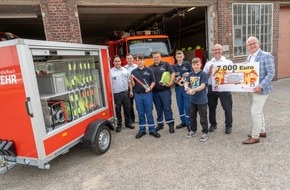 Feuerwehr Mönchengladbach: FW-MG: Stadtfeuerwehrverband Mönchengladbach: Stadtsparkasse Mönchengladbach fördert Nachwuchs - Spende ermöglicht weiteren Anhänger für junge Brandschützer