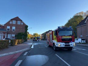FW-AUR: Brennende Autos greifen auf Unterstand über