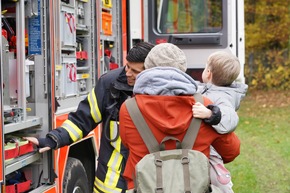 BPOL NRW: Bundesweiter Vorlesetag im Krankenhaus - Kölner Blaulicht-Behörden bringen Kinderaugen zum Leuchten