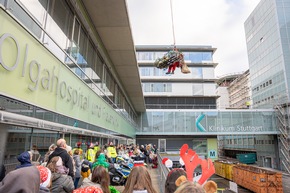 FW Stuttgart: Nikolaus-Aktion der Höhenrettung am Olgahospital - Klinikum Stuttgart