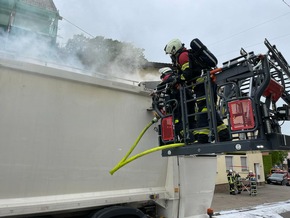 FW Neunkirchen: Brand eines Müllwagens in der Innenstadt von Ottweiler