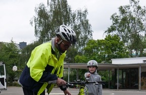 Kreispolizeibehörde Rhein-Kreis Neuss: POL-NE: Viertklässler üben das Radfahren - auch in Zeiten von "Corona" (Fotos anbei)