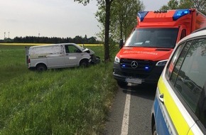 Polizeiinspektion Celle: POL-CE: Bröckel - PKW frontal gegen Baum +++ Fahrer schwer verletzt